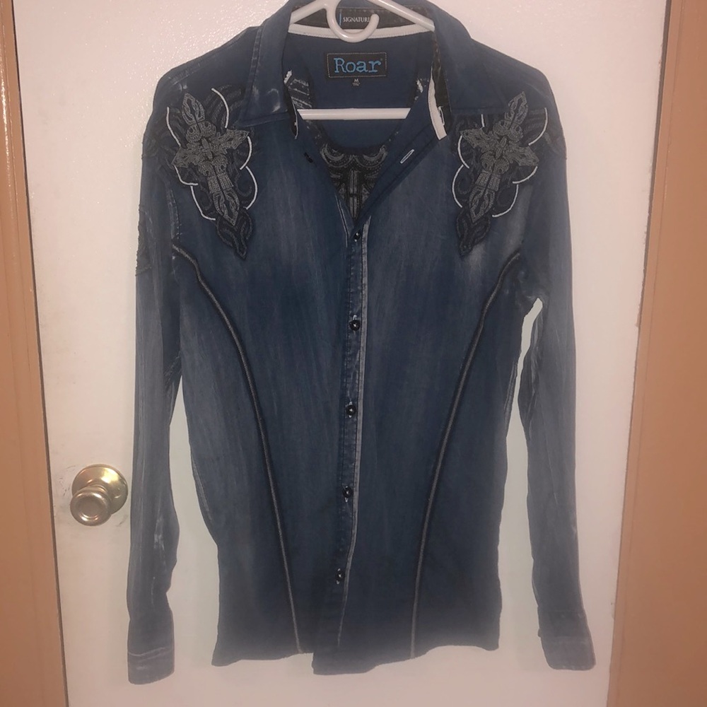 Signature Roar Mens button down shirt size M